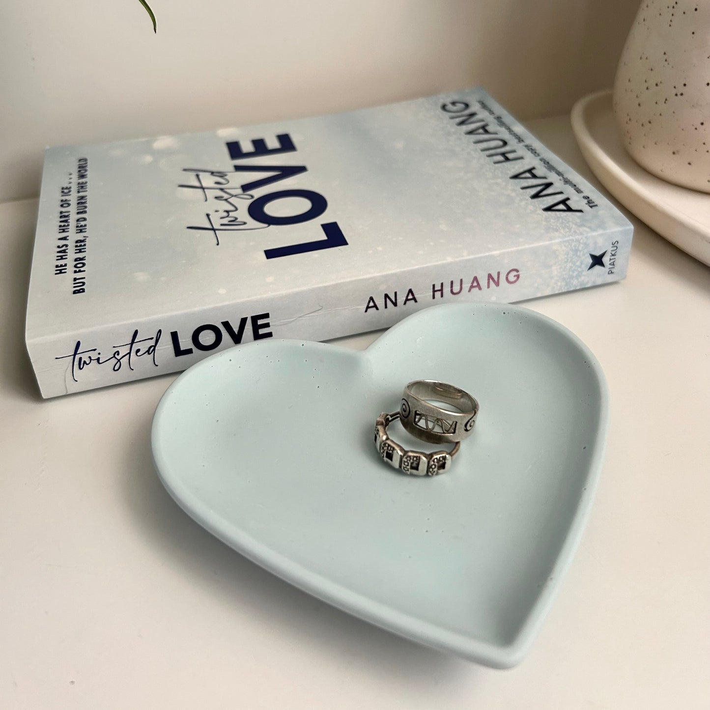 Elegant Trinket Trays- Stylish trinket trays, perfect for holding jewelry, keys and small accessories.